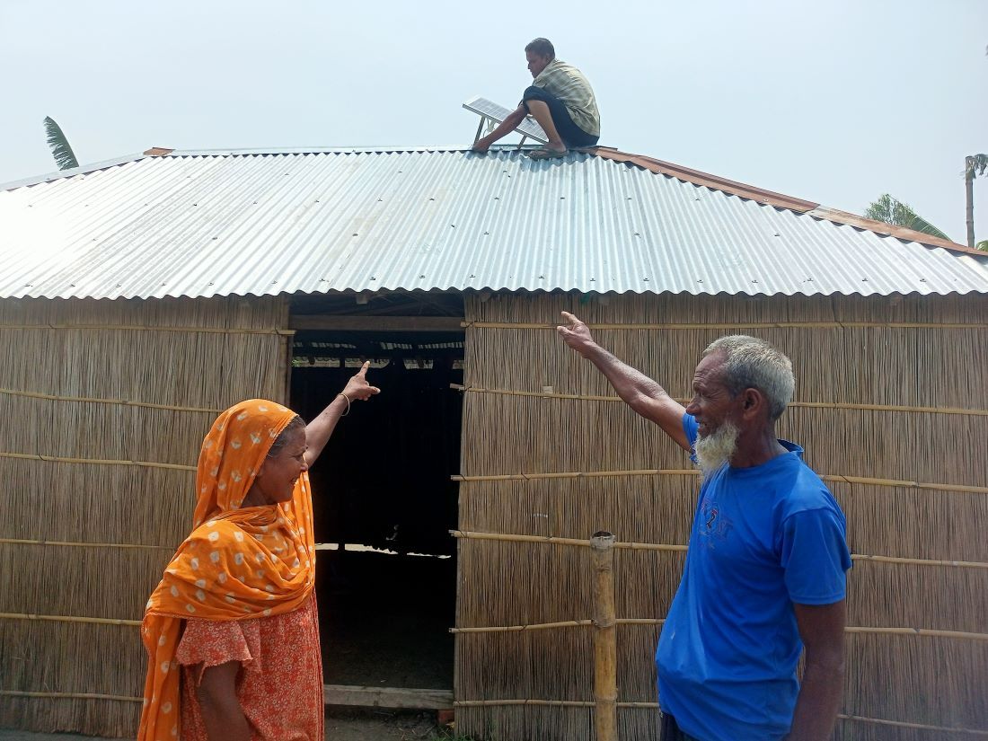 2.Mst.Mazeda along with her husband in front of their house showing SHS installed,Vill-Bera,Haldia Union,Saghata.jpg